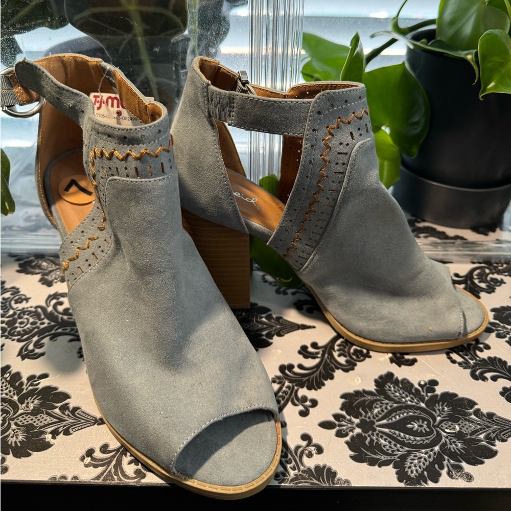 Cupid peep toe boots NWT